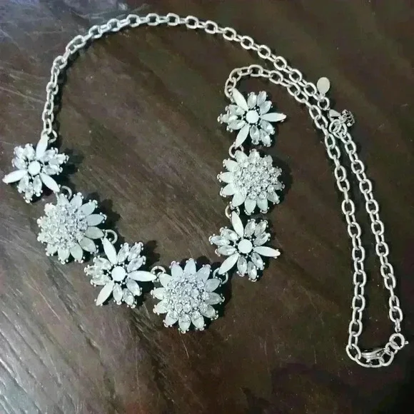 Silver faux opel crystal 🌼 flower necklace. - Picture 2 of 4